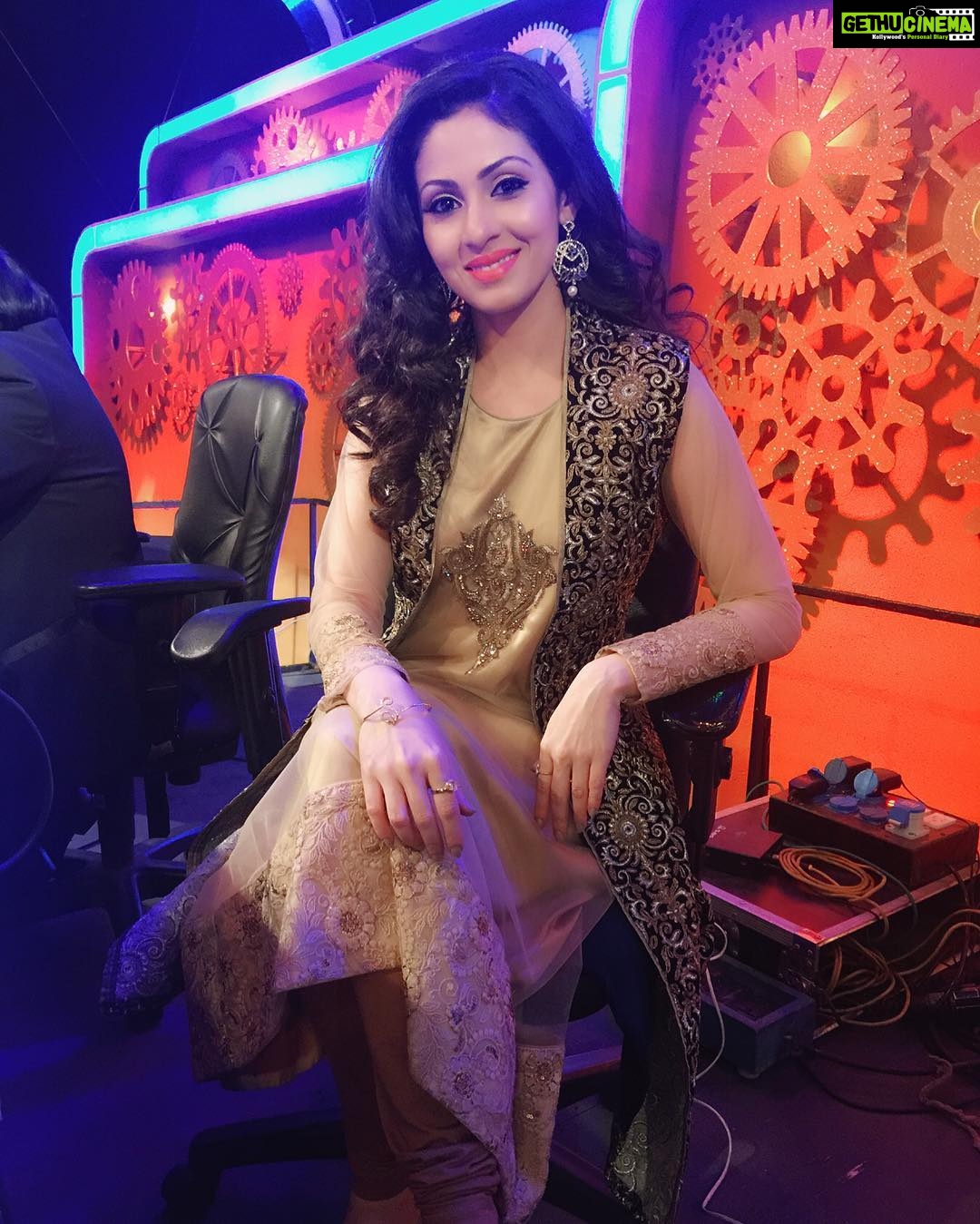 Sadha Instagram - Judging a new show ! #Season9 of #JODI NO. 1 💃💃💃 Starting tonight 8pm onwards only on #VijayTv... Every weekend! Yayy 😄 #judge #realityshow #danceshow #lovedance #Sadha