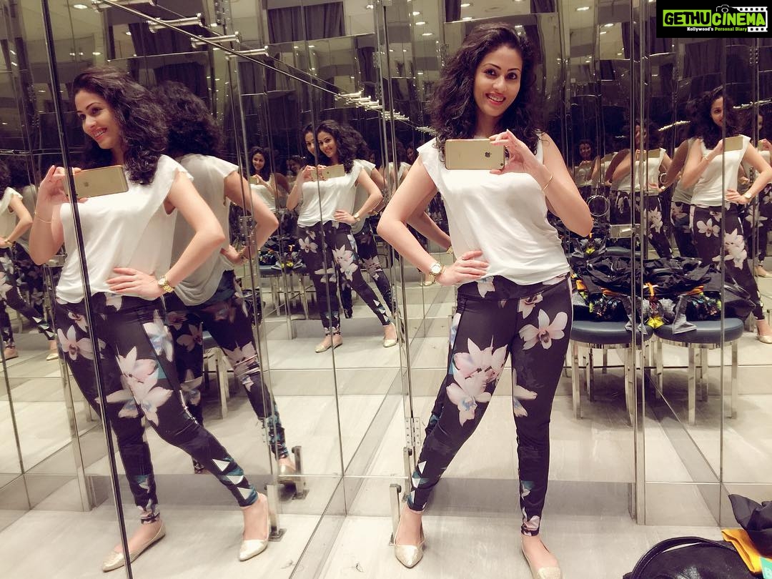 Sadha Instagram - #mirrorselfie #selfietime 😄