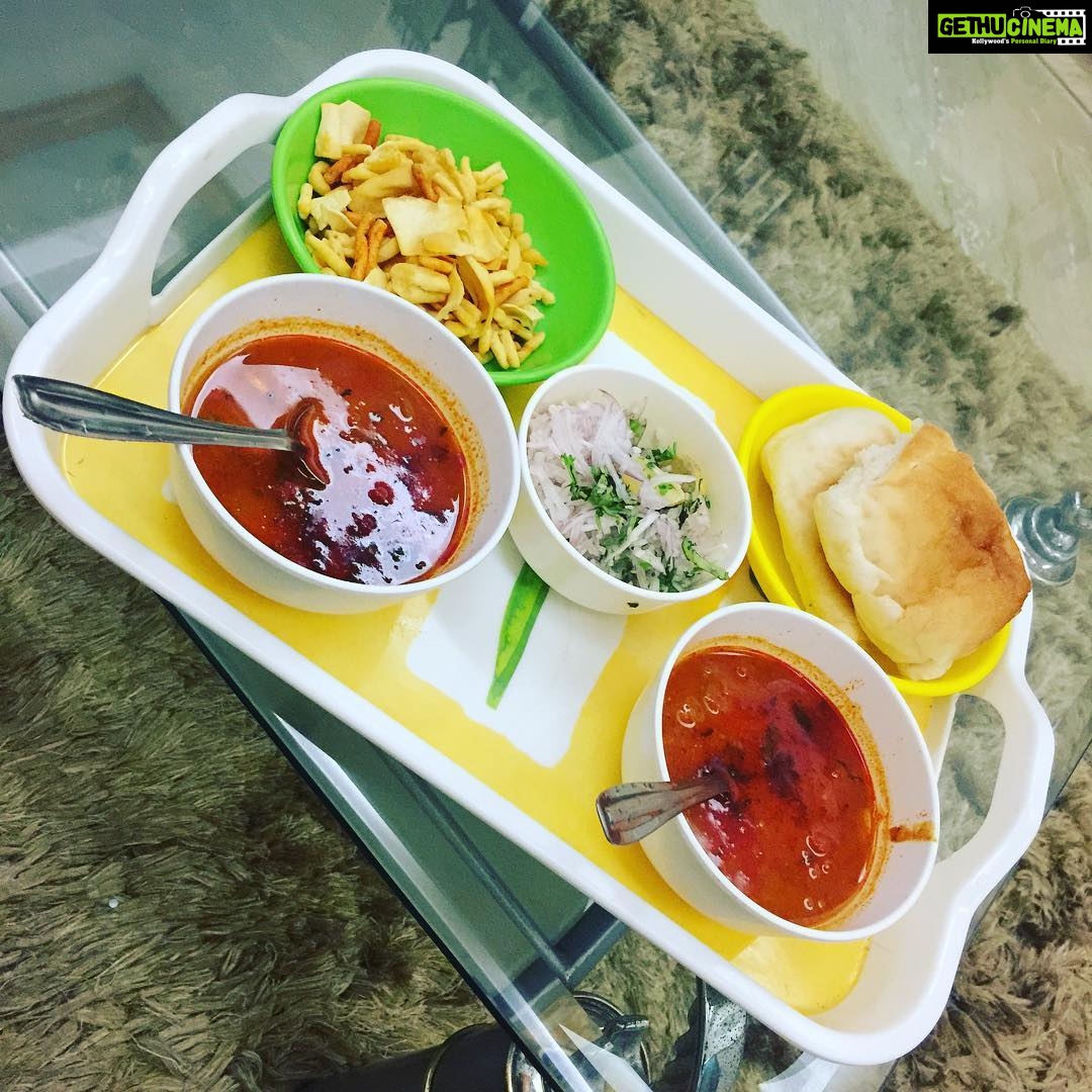 Sadha Instagram - When it's pouring outside all u wanna do is eat something like this! #misalpav #mumbaifood 😄