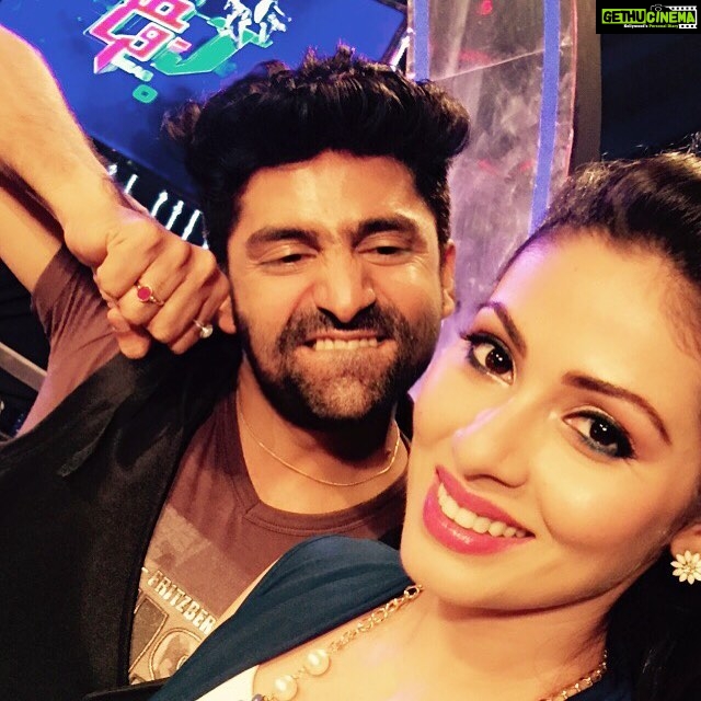 Sadha Instagram - #funtimes on the sets of Dhee 😄