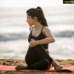 Sakshi Agarwal Instagram - Everything is learnable, doable and achievable☀️ . #beachyoga #beachfitness #beachvibes @kirtivassan #stepstone #anoraavarta #resort #adshoot @stepsstonesspl Pondicherry