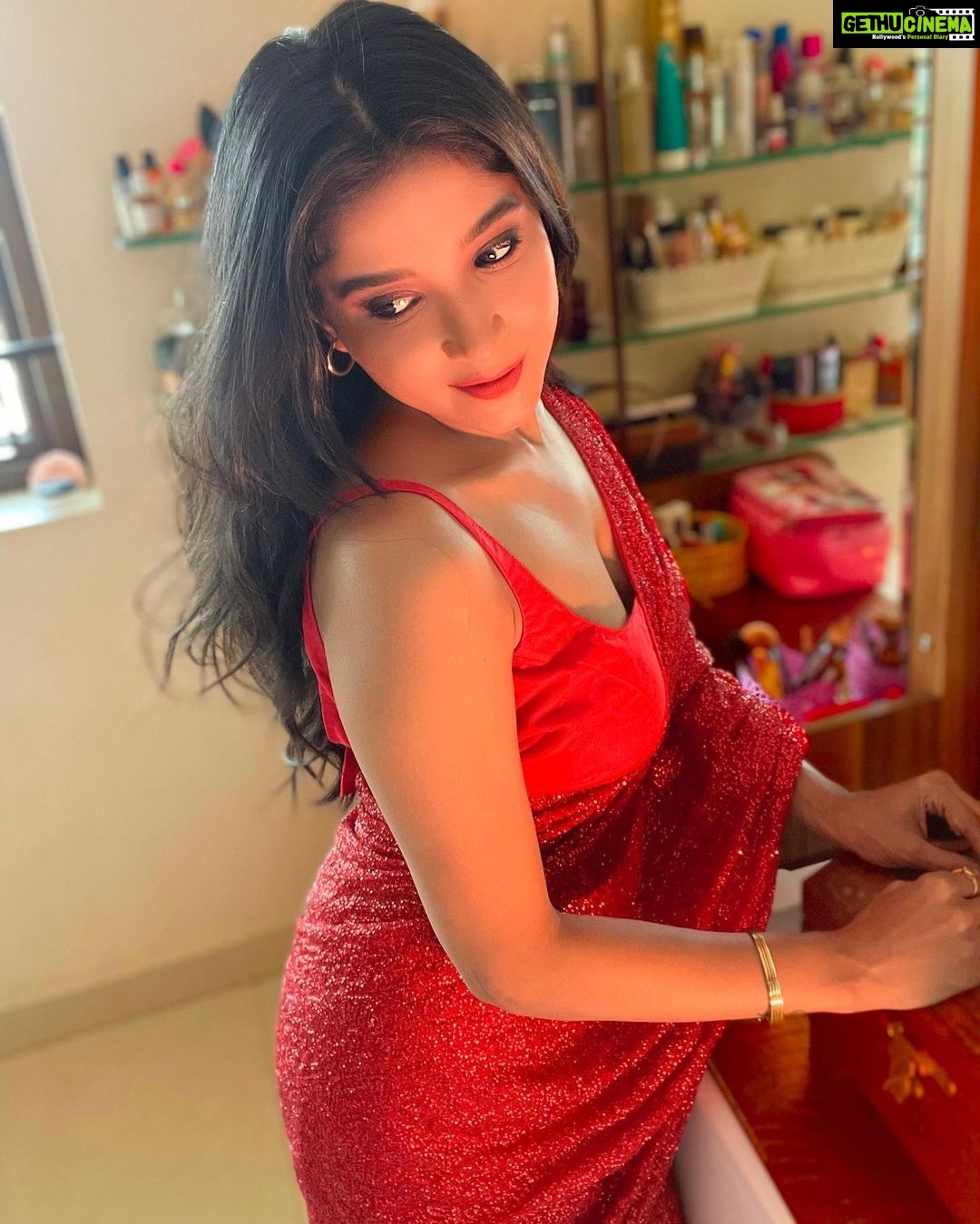 Sakshi Agarwal Instagram - Sometimes its the princess who kills the dragon and saves the prince❤️✨ . Wardrobe: @ethereal_jewellery_ . #saree #sareelove #redsaree #sequencesaree #bling #abs #faluntyourstyle #indian #sakshiagarwalsaree #biggboss #redlips #redlipstick