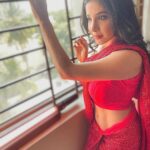 Sakshi Agarwal Instagram - You can never go wrong with a little red! A lot- totally works for me❤️ . Wardrobe: @ethereal_jewellery_ . #saree #sareelove #redsaree #sequencesaree #bling #abs #faluntyourstyle #indian #sakshiagarwalsaree #biggboss #redlips #redlipstick Chennai, India