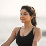 Sakshi Agarwal Instagram - Let the highest powers of nature guide you✨ . #yogainspiration #beachvibes #sakshiagarwal #ﬁtness #stretchingexercises @stepsstone @stepsstonesspl Pondicherry