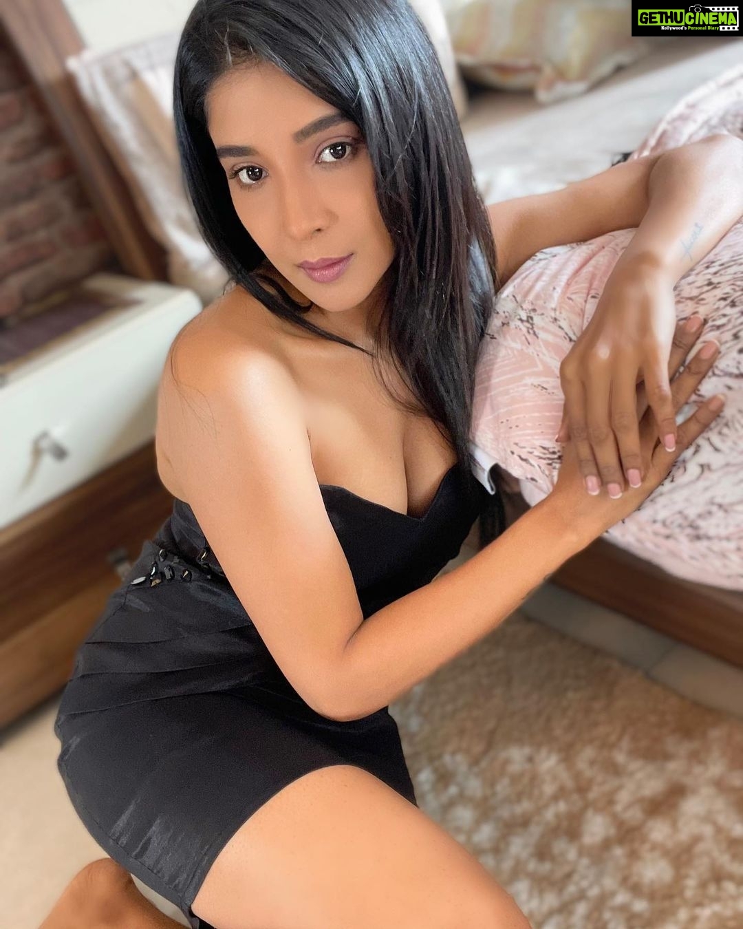 Sakshi Agarwal Instagram - The key to being happy is to know that you have the power to choose what to accept and what to let go❤️ . @fab_by_faiza . #happyvibes #lbd #blackdress #shortdress #blackisbeautiful Chennai, India