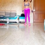 Sakshi Agarwal Instagram - Nothing better than early morning workout and fun with #pushupchallenge #polymetrictraining #pushupfun #sakshiagarwal . #reels #trending #instareels #feelitreelit #workout #motivation #funny