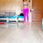 Sakshi Agarwal Instagram – Nothing better than early morning workout and fun with #pushupchallenge #polymetrictraining #pushupfun #sakshiagarwal 
.
#reels #trending #instareels #feelitreelit #workout #motivation #funny