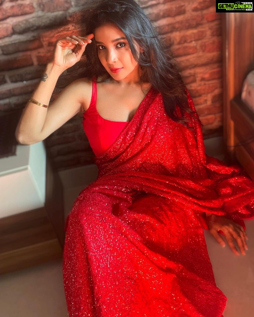 Sakshi Agarwal Instagram - Be obsessed with your own potential❤️ . Wardrobe: @ethereal_jewellery_ . #saree #sareelove #redsaree #sequencesaree #bling #abs #faluntyourstyle #indian #sakshiagarwalsaree #biggboss #redlips #redlipstick Chennai, India