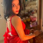 Sakshi Agarwal Instagram - Sometimes its the princess who kills the dragon and saves the prince❤️✨ . Wardrobe: @ethereal_jewellery_ . #saree #sareelove #redsaree #sequencesaree #bling #abs #faluntyourstyle #indian #sakshiagarwalsaree #biggboss #redlips #redlipstick