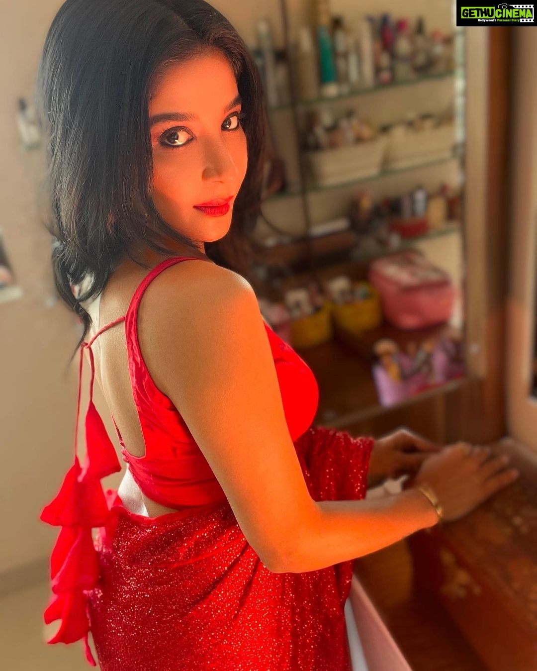 Sakshi Agarwal Instagram - Sometimes its the princess who kills the dragon and saves the prince❤️✨ . Wardrobe: @ethereal_jewellery_ . #saree #sareelove #redsaree #sequencesaree #bling #abs #faluntyourstyle #indian #sakshiagarwalsaree #biggboss #redlips #redlipstick