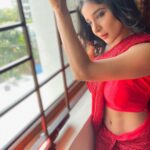 Sakshi Agarwal Instagram - You can never go wrong with a little red! A lot- totally works for me❤️ . Wardrobe: @ethereal_jewellery_ . #saree #sareelove #redsaree #sequencesaree #bling #abs #faluntyourstyle #indian #sakshiagarwalsaree #biggboss #redlips #redlipstick Chennai, India