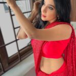 Sakshi Agarwal Instagram - You can never go wrong with a little red! A lot- totally works for me❤️ . Wardrobe: @ethereal_jewellery_ . #saree #sareelove #redsaree #sequencesaree #bling #abs #faluntyourstyle #indian #sakshiagarwalsaree #biggboss #redlips #redlipstick Chennai, India