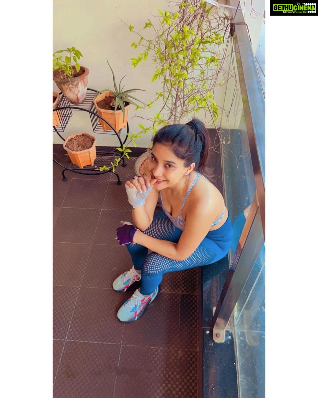 Sakshi Agarwal Instagram - Dont wait for the inspiration! Be the inspiration✨ . #homeworkout #workout #fitness #postworkoutchill #selfietime #lovemylife #fitnessjourney #feelfit #legday #nogymnoproblem #bootyworkout #adidas #puma #zasuwa #boost #meshtracks Chennai, India