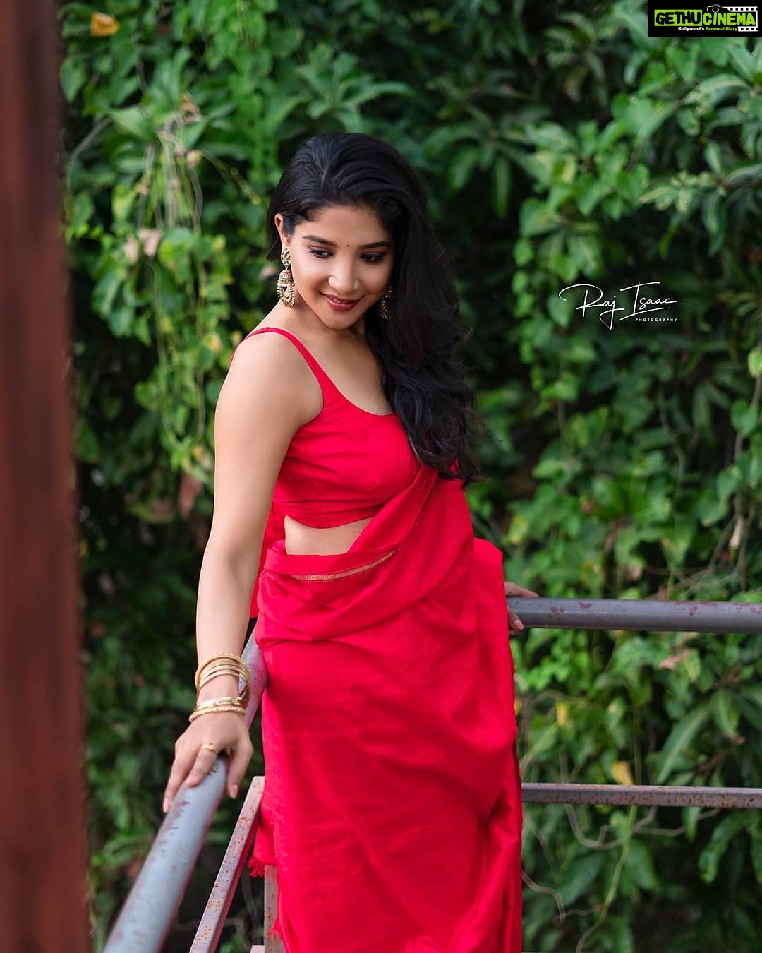 Sakshi Agarwal Instagram - Always try to be kind towards others so that when you are in need you can see that kindness coming back to you ... Designer :- @fab_by_faiza Clicks :- @raj_isaac_photography HMUA :- @anupama.krishnamachari Hairstylist :- @hairstylist_rajee1111 @tisisnaveen @pugazhmurugan_ #redlove #photoshoot #actress #actor #tamil #sareelove #beauty #hotness #selfproud Varnamala Wedding Experience Centre
