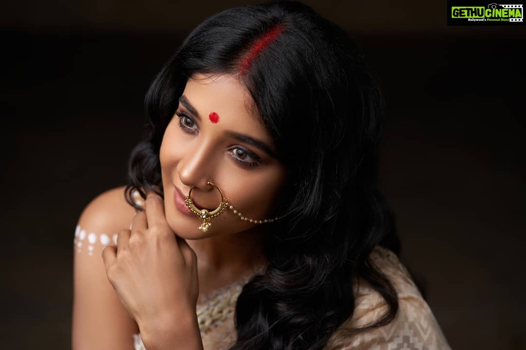 Sakshi Agarwal Instagram - You can't be afraid of what people are going to say , because you're never going to make everyone happy .. Styling & Outfit @soigne_official_ Photography @rprasanavenkatesh Makeup @anupama.krishnamachari Hairstylist @the.curly.stylist Team @_iam__adnan @tisisnaveen #photoshoot #bengaligirl #bengali #feminine #girlpower #fitness #fitnessfreak