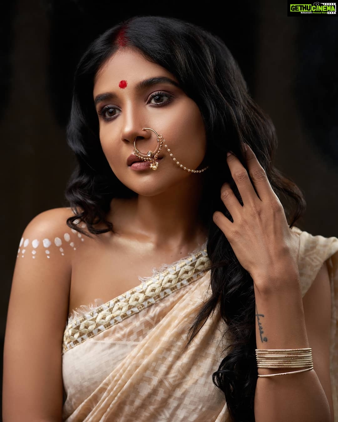 Sakshi Agarwal Instagram - The more the trees goes up in the air , the more it goes down to the earth . Remember humility in Greatness .. Styling & Outfit @soigne_official_ Photography @rprasanavenkatesh Makeup @anupama.krishnamachari Hairstylist @the.curly.stylist Team @_iam__adnan @tisisnaveen #photoshoot #bengaligirl #bengali #feminine #girlpower #fitness #fitnessfreak