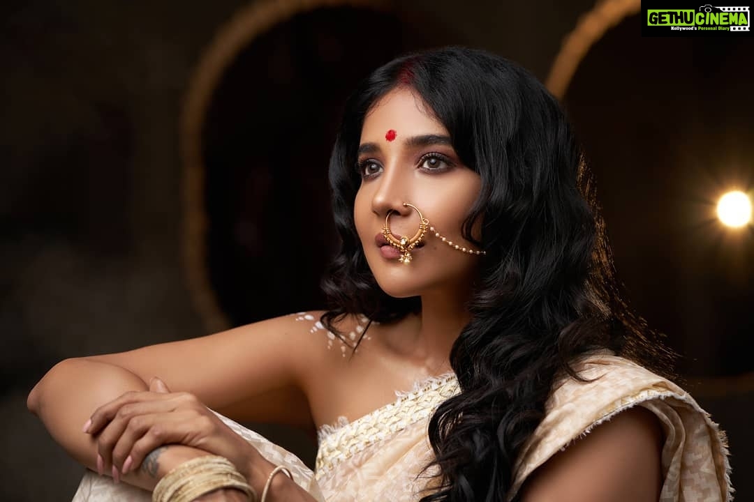 Sakshi Agarwal Instagram - Nothing Is More Impressive than a person who is secure in the unique way god made her ! Styling & Outfit @soigne_official_ Photography @rprasanavenkatesh Makeup @anupama.krishnamachari Hairstylist @the.curly.stylist Team @_iam__adnan @tisisnaveen #photoshoot #bengaligirl #bengali #feminine #girlpower #fitness #fitnessfreak
