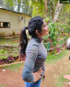 Sakshi Agarwal Instagram - Always look at the positive side❤️ . @anupama.krishnamachari @the.curly.stylist . #kodaidairies #kodaikanal #candid #thenight #movie #shoot Kodaikaanal- The Queen Of Hills