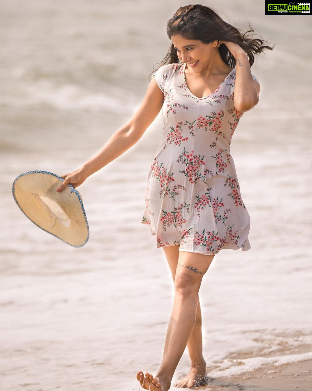 Sakshi Agarwal Instagram - Life takes you down many paths, But my favorite one leads to the beach❤️ . @kirtivassan @stepstonegroup . #adshoot #stepstone #anora #stepstoneresort #sakshiagarwal #beachaesthetic #beachlife #beachday #beachgirl Pondicherry