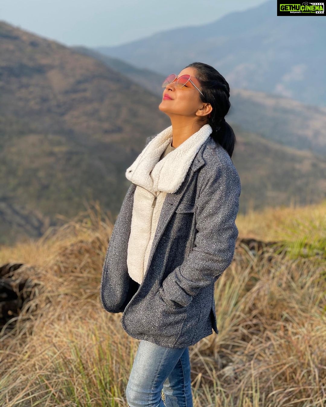 Sakshi Agarwal Instagram - One small positive thought in the morning, Can change your whole day❤️ . @jose.selvaraj -pic credit . #kodaikanal #kodaigirl #kodaidiaries #morningvibes #white #grey #hills Kodaikaanal- The Queen Of Hills