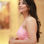 Sakshi Agarwal Instagram - Look for something positive in each day , even if some days you have to look a little harder . Photography :- @karthikakphotography Costume :- @womenswardrobe2017 #event #glow #photoshoot #award #actress #tamil #tamilactor