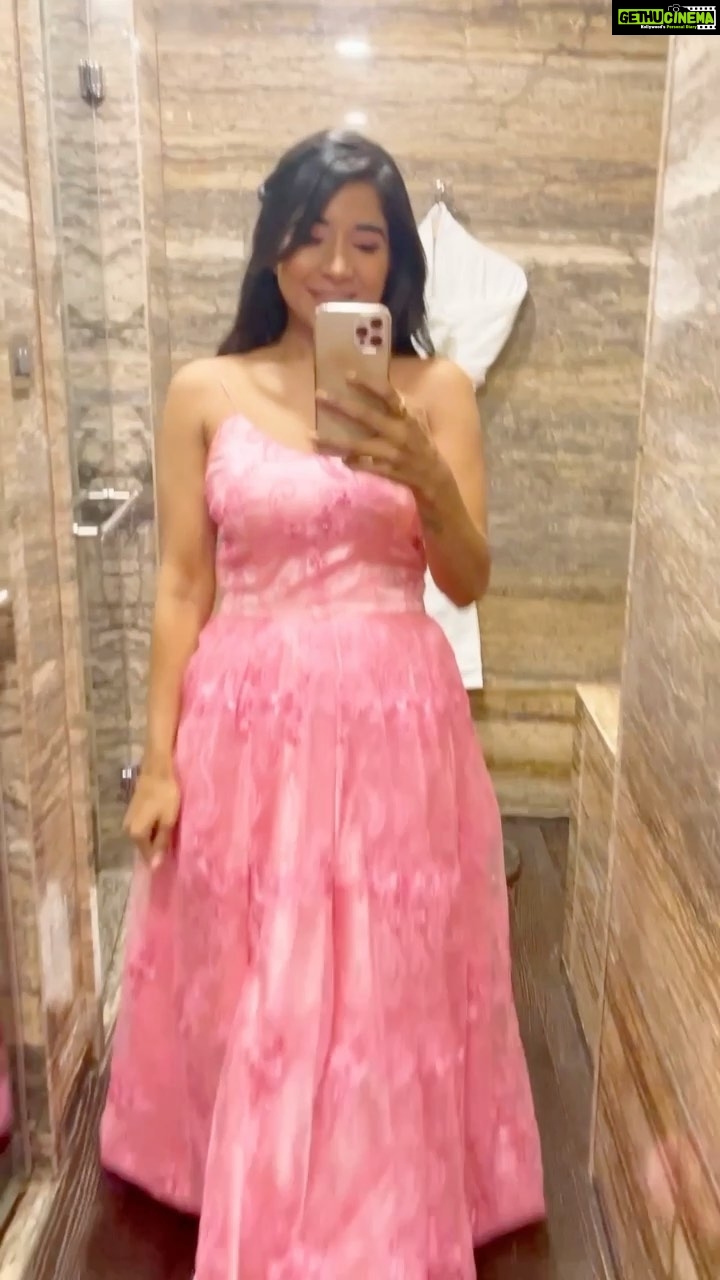 Sakshi Agarwal Instagram - 💞💞💞 . #instareels #feelitreelit #reelsinstagram #reel #pinkgown #cinderella #sakshiagarwal