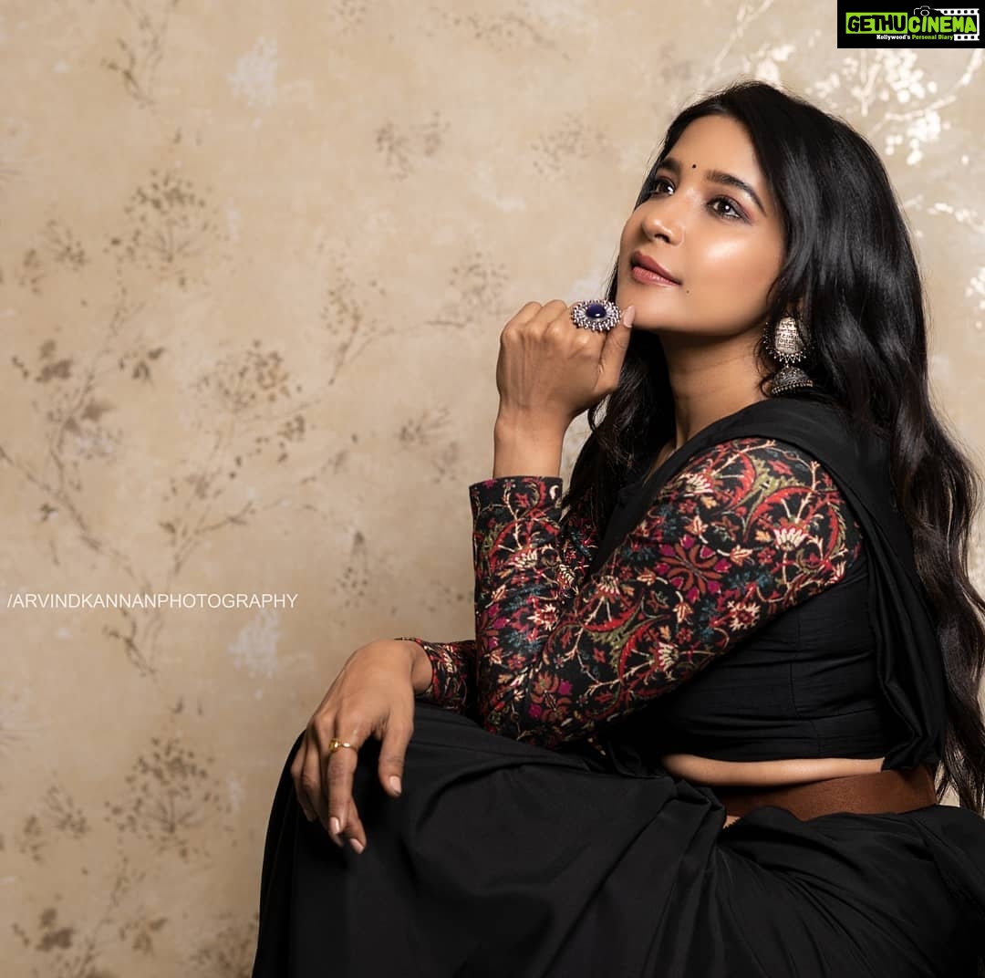 Sakshi Agarwal Instagram - You attract what you are , not what you want . if u want great then be great . Costume :- @labelswarupa Clicks :- @arvindkannanphotography Makeup :- @mua_supriya Hairstylist :- @banu_hairstylist_sareedrapist #timesofindia #award #women #womenempowerment #swag