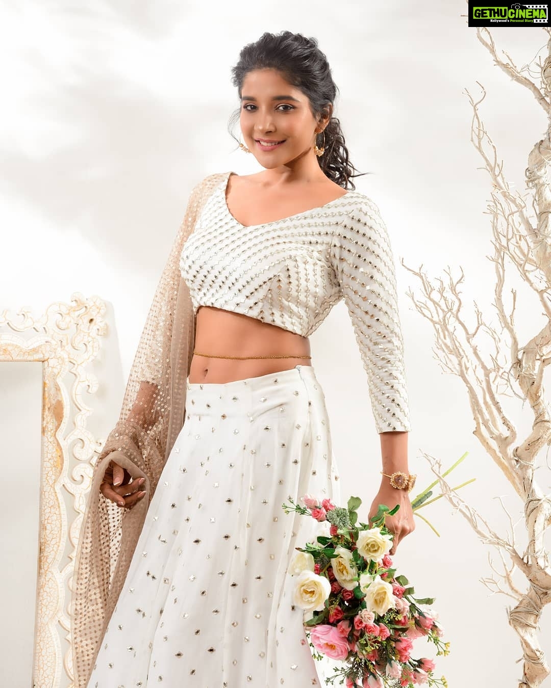 Sakshi Agarwal Instagram - Don't wait for someone to bring you flowers . Plant your own garden and decorate your own soul . Photography: frames_by_nithin Stylist: @harshitha_pragathi Costume: @uttara_trulyurs Jewellery: @seam_and_zipper Makeup : @preethiartistry Hair: @nithya_makeup_and_hair Asst: @mdkhan_ #happy #happyme #photoshoot #peace #flower #actress #kollywood #tamil #exercise #workout