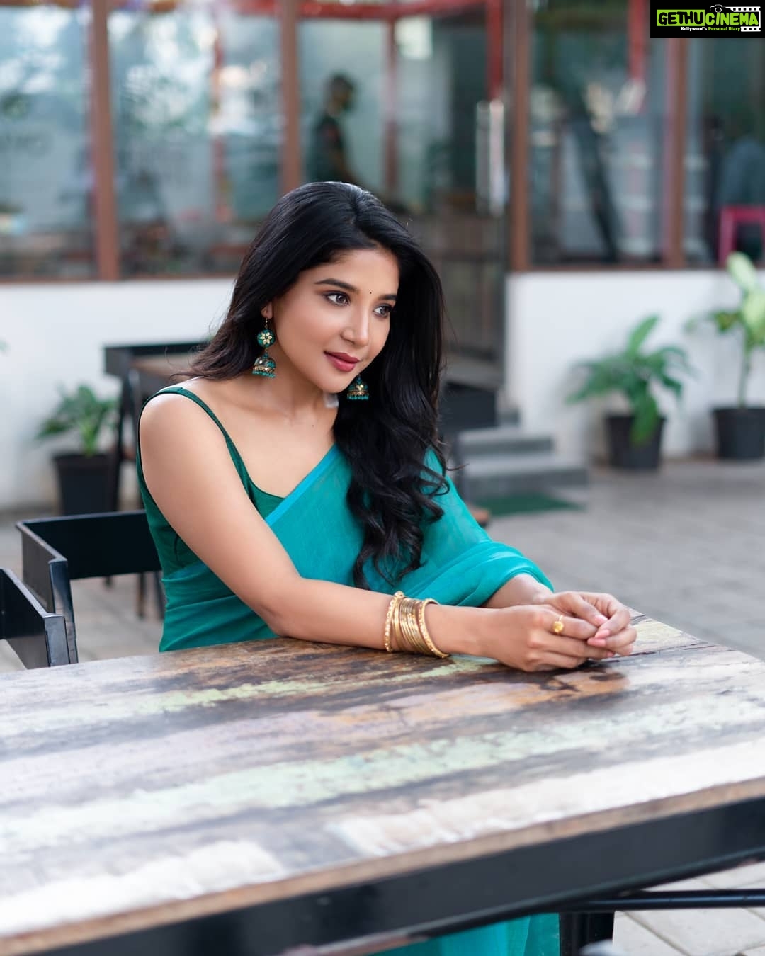 Sakshi Agarwal Instagram - Don't be in your comfort zone , get away so that you can explore more than you dreamt of ! Clicks :- @raj_isaac_photography HMUA :- @anupama.krishnamachari Hairstylist :- @hairstylist_rajee1111 Designer :- @fab_by_faiza @tisisnaveen @pugazhmuruganphotography #photoshoot #chill #positivity #actress #tamil #actor #tamilactor