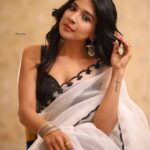 Sakshi Agarwal Instagram - Attract what you expect , Reflect what you desire , become what you respect , Mirror what you admire ! Costume :- @fab_by_faiza Clicks :- @vfrstudios.in_ @vino_francis_roy Makeup :- @deepika.nathan Hairstylist :- @vidhyamakeoverartistry #event #casualclick #photoshoot #model #actor #tamilactor #actress