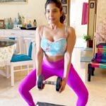 Sakshi Agarwal Instagram - Keep your squats low and your standards high❤️ . #squats #workoutreels #fitnessmotivation #fitnessjourney #fitnessreels #reelitin #feelitreelit #trendingvideos #viralvideos #fitnessgoals #lunges #sakshiagarwal
