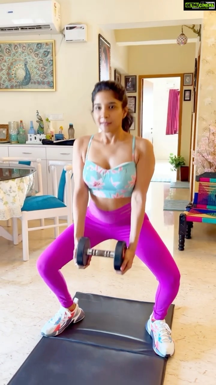 Sakshi Agarwal Instagram - Keep your squats low and your standards high❤️ . #squats #workoutreels #fitnessmotivation #fitnessjourney #fitnessreels #reelitin #feelitreelit #trendingvideos #viralvideos #fitnessgoals #lunges #sakshiagarwal