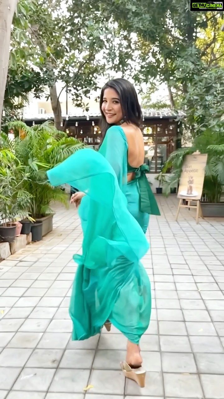 Sakshi Agarwal Instagram - Reigning my love for the Timeless classic❤️ . @anupama.krishnamachari @fab_by_faiza @swaadh @varnamalaweddingexperience #feelitreelit #instareels #sareereels #reelvideos #trending #sareevideos #mayyamayya #reels #viralvideos