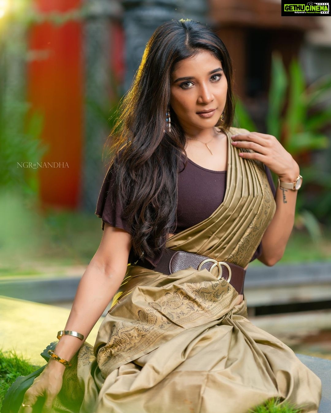 Sakshi Agarwal Instagram - The dream of her soul, The golden rays in the inky depths, Sparkling forever more✨✨ . @ngrnandha @divastylistmakeupartistry7 @tisisnaveen @elementsoneastcoast . #beltsaree #goldensilksaree #sakshiagarwal #goldenhourlight #kollywoodactor Elements on East Coast