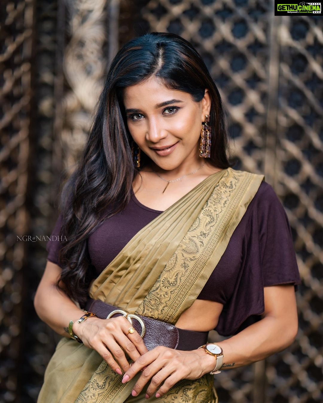 Sakshi Agarwal Instagram - You can be gold inside and out🔥 . @ngrnandha @divastylistmakeupartistry7 @tisisnaveen @elementsoneastcoast . #indowesternstyle #beltsaree #sakshiagarwal #goldensilksaree #kollywoodactress #fusionfashion Elements on East Coast