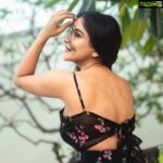 Sakshi Agarwal Instagram - ❤️ . @beautyblissbydivs @durga_hair_stylist @indiaglitz_tamil @suraj_desur_photography @avalglitz . #water #pool #boots #sakshiagarwal #biggboss #floral #blackandwhite #sexyback