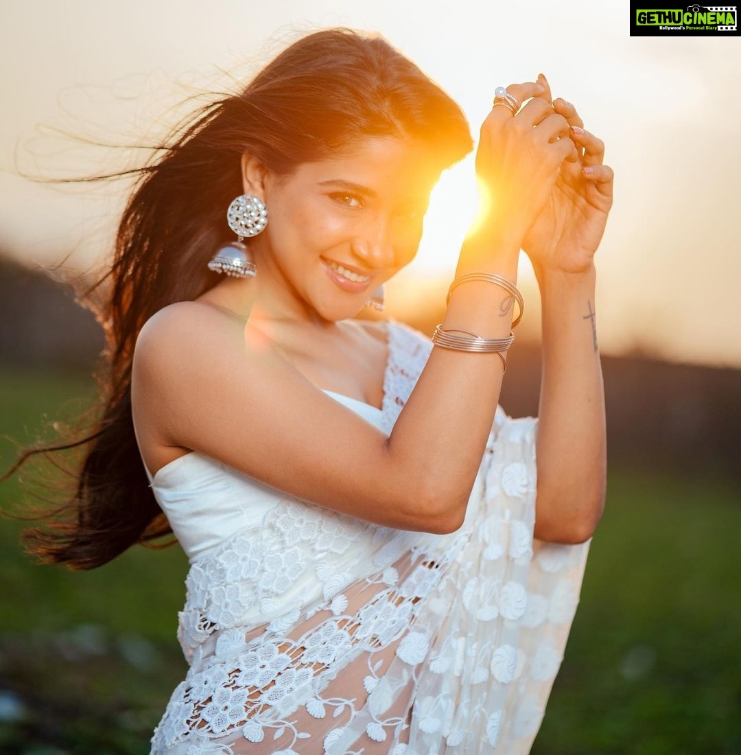 Sakshi Agarwal Instagram - If you never try you will never know🔥 . #newyear2022 #happynewyear #newyearvibes . @ngrnandha @divastylistmakeupartistry7 @style_with_riz @tisisnaveen @team_aimpro @elementsoneastcoast Chennai, India