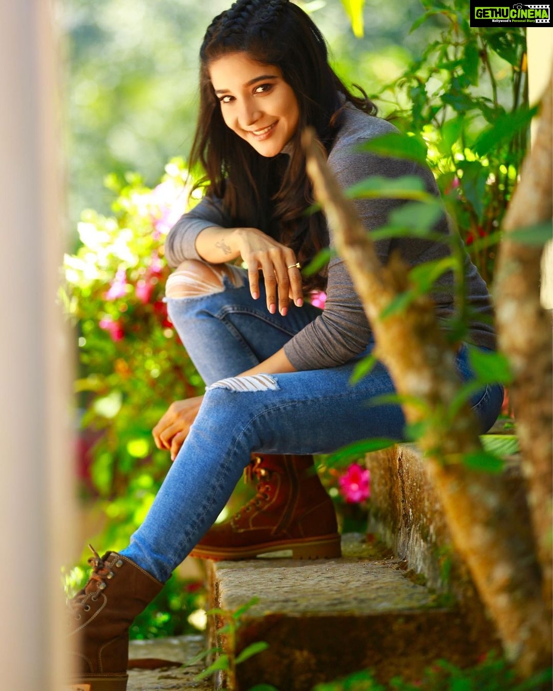 Sakshi Agarwal Instagram - If you want to fly, give up everything that weighs you down❤️ . @mehrajkj @anupama.krishnamachari @the.curly.stylist . #thenight #movie #shoot #kodaikanal #kodaidiaries #kodailife #candid Kodaikaanal- The Queen Of Hills