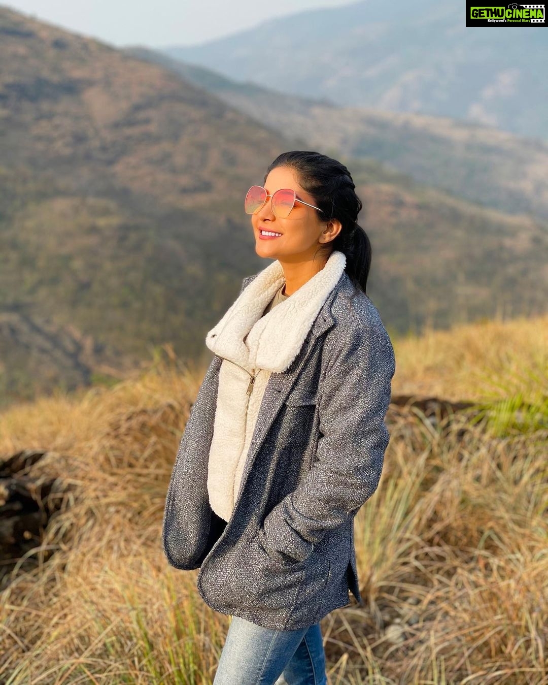 Sakshi Agarwal Instagram - One small positive thought in the morning, Can change your whole day❤️ . @jose.selvaraj -pic credit . #kodaikanal #kodaigirl #kodaidiaries #morningvibes #white #grey #hills Kodaikaanal- The Queen Of Hills
