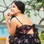 Sakshi Agarwal Instagram - ❤️ . @beautyblissbydivs @durga_hair_stylist @indiaglitz_tamil @suraj_desur_photography @avalglitz . #water #pool #boots #sakshiagarwal #biggboss #floral #blackandwhite #sexyback