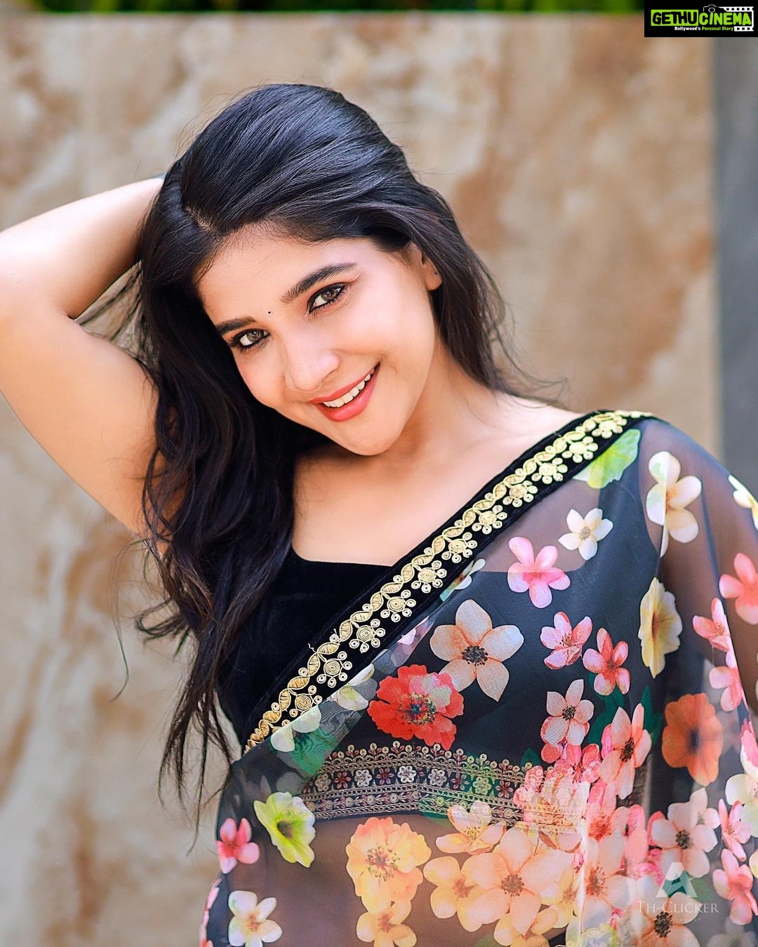 Sakshi Agarwal Instagram - Queens always turn pain into Power💞 . Photography: @ashwinthclicker MUA : @beautyblissbydivs Hairstylist /Video : @durga_hair_stylist Designer : @mabia_mb Jewels: @fineshinejewels Location: @san_event_hall @tisisnaveen @pugazhmuruganphotography . #saree #black #glow #sun #pretty #feelgood #glowfromwithin #traditional #instagood #instapic #ootd #sakshiagarwal