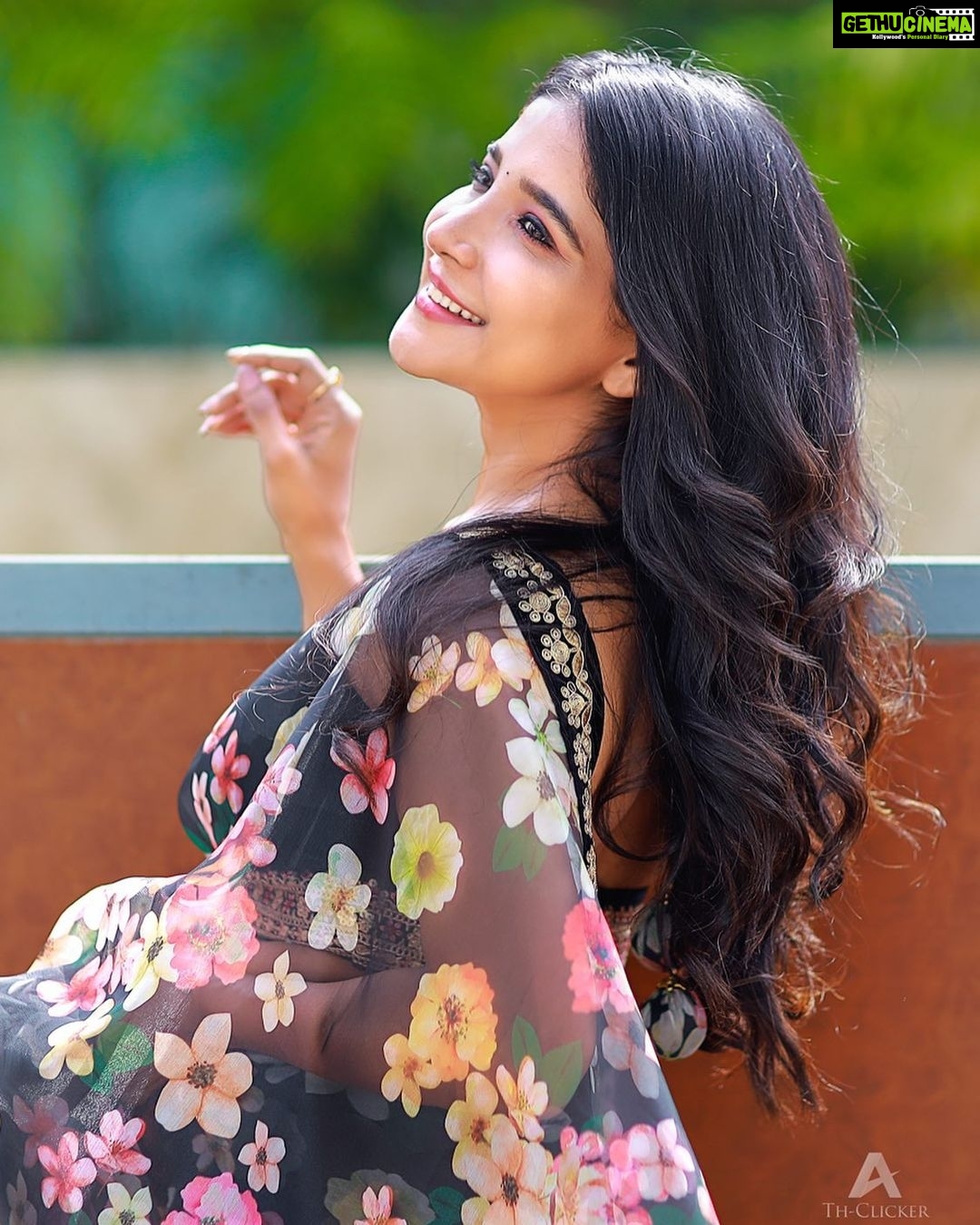 Sakshi Agarwal Instagram - Wake up Chase your Dreams Repeat❤️ . Photography: @ashwinthclicker MUA : @beautyblissbydivs Hairstylist /Video : @durga_hair_stylist Designer : @mabia_mb Jewels: @fineshinejewels Location: @san_event_hall @tisisnaveen @pugazhmuruganphotography . #saree #black #glow #sun #pretty #feelgood #glowfromwithin #traditional #instagood #instapic #ootd #sakshiagarwal Chennai, India
