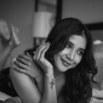 Sakshi Agarwal Instagram - There is no better representation of beauty than someone who is unafraid to be herself . @indiaglitz_tamil . @beautyblissbydivs @suraj_desur_photography @avalglitz @durga_hair_stylist @pugazhmuruganphotography . #blackandwhite #potrait #candid Somerset Greenways Chennai