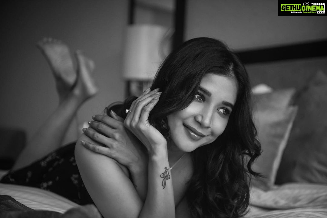 Sakshi Agarwal Instagram - There is no better representation of beauty than someone who is unafraid to be herself . @indiaglitz_tamil . @beautyblissbydivs @suraj_desur_photography @avalglitz @durga_hair_stylist @pugazhmuruganphotography . #blackandwhite #potrait #candid Somerset Greenways Chennai