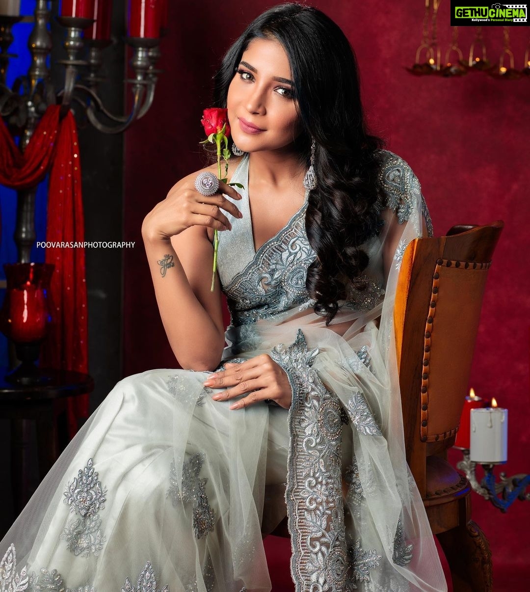 Sakshi Agarwal Instagram - She looked daisy safe But smelt rose wild🌹 . Photography - @poovarasanphotography Costume - @helenatrendz MUA - @contourbynaveena Retouch - @retouch_by_arun Jewellery - @chennai_jazz Photography team @praveenraj_cinematographer @filmmaker_samvimal @vikashtharan @megaamadhusudhan . #valentineday #valentinesday #sakshiagarwal #saree #lacesaree #instapic #ootd #red #wild #rose #valentines_day