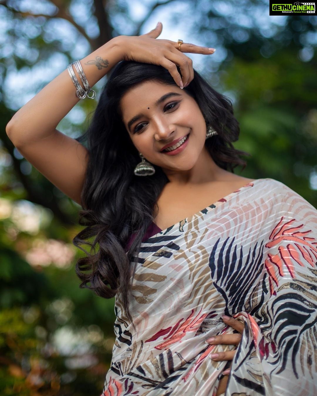 Sakshi Agarwal Instagram - Let yourself fall into this wild love❤️ . Photography:@zoomin_momentz Stylist:@shreshta_iyer Mua:@anupama.krishnamachari Hairstylist:@samitha_hairstylist Designer:@helenatrendz Location:@blindch3mistry_annanagar Special credits:@makmediaandentertainment @mani_aka_mak Retouch:@p_o_s_e_i_d_o_n_11 . #saree #sareelove #sareestyle #candid #instamood #sakshiagarwal Blind ch3mistry Anna Nagar