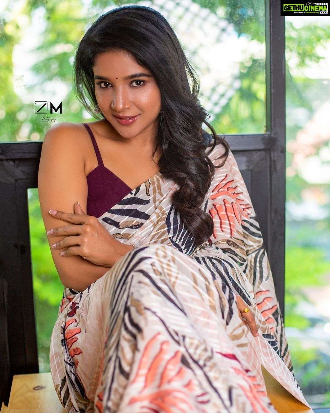 Sakshi Agarwal Instagram - The universe gave me a relentlessly loyal heart, I could love through lifetimes❤️ . Photography:@zoomin_momentz Stylist:@shreshta_iyer Mua:@anupama.krishnamachari Hairstylist:@samitha_hairstylist Designer:@helenatrendz Location:@blindch3mistry_annanagar Special credits:@makmediaandentertainment @mani_aka_mak Retouch:@p_o_s_e_i_d_o_n_11 . #saree #sareelove #love #heart #sakshiagarwal #biggboss #lovewins Blind ch3mistry Anna Nagar