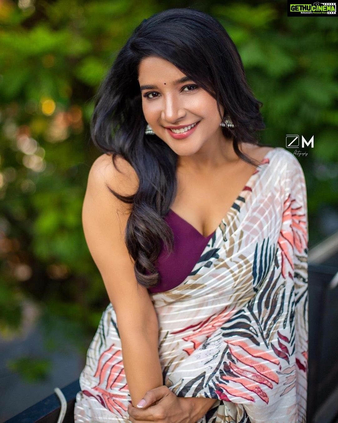 Sakshi Agarwal Instagram - Always be kinder than what you feel❤️ . Photography:@zoomin_momentz Stylist:@shreshta_iyer Mua:@anupama.krishnamachari Hairstylist:@samitha_hairstylist Designer:@helenatrendz Location:@blindch3mistry_annanagar Special credits:@makmediaandentertainment @mani_aka_mak Retouch:@p_o_s_e_i_d_o_n_11 . #saree #sareelove #sareefashion #instapic #sakshiagarwal #biggboss #kollywood #mollywood