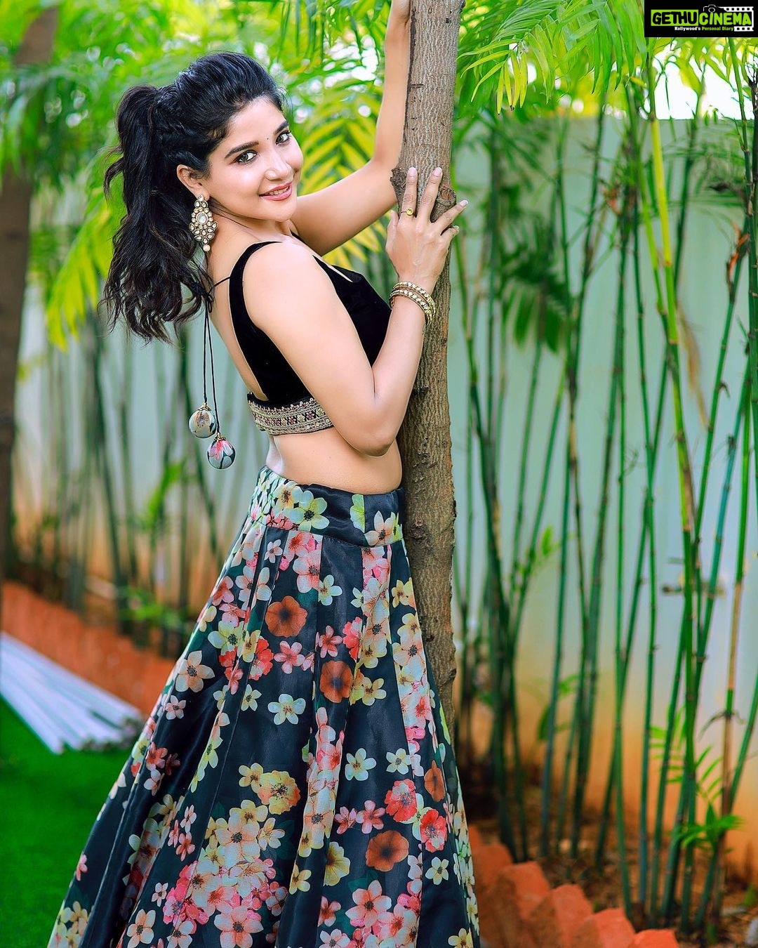 Sakshi Agarwal Instagram - You can watch me, mock me , block me or join me! What you cannot do is stop me❤️💫 . Photography: @ashwinthclicker MUA : @beautyblissbydivs Hairstylist /Video : @durga_hair_stylist Designer : @mabia_mb Jewels: @fineshinejewels Location: @san_event_hall @tisisnaveen @pugazhmuruganphotography . #lehenga #black #glow #sun #pretty #feelgood #glowfromwithin #traditional #instagood #instapic #ootd #sakshiagarwal Chennai, India