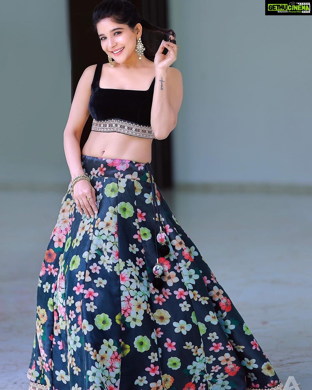 Sakshi Agarwal Instagram - Beautiful glowing skin is the basis to any look❤️ . Photography: @ashwinthclicker MUA : @beautyblissbydivs Hairstylist /Video : @durga_hair_stylist Designer : @mabia_mb Jewels: @fineshinejewels Location: @san_event_hall @tisisnaveen @pugazhmuruganphotography . #lehenga #black #glow #sun #pretty #feelgood #glowfromwithin #traditional #instagood #instapic #ootd #sakshiagarwal Chennai, India